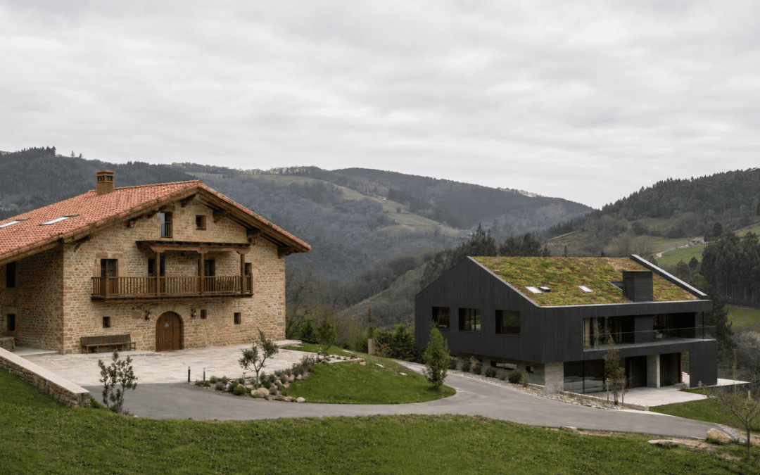 Comparativa visual entre caserío tradicional rehabilitado y vivienda de obra nueva en Bizkaia